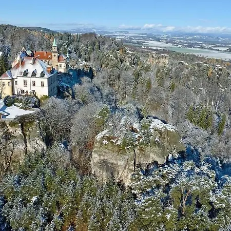 Dum Ve Skalaku Hruba Skala